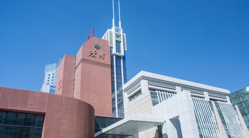 ཀན་སུའུ་མི་རིགས་དཔེ་སྐྲུན་ཁང་ནི་སྤྱི་ལོ1957ལོའི་ཟླ་དང་པོར་བཙུགས་ཤིང་། ཀན་སུའུ་ཞིང་ཆེན་ནང་ཁུལ་གྱི་ཆེས་སྔ་བའི་ས་གནས་ཕྱོགས་བསྡུས་རང་བཞིན་ཅན་གྱི་དཔེ་སྐྲུན་ཁང་ཡིན་པར་མ་ཟད། ཞིང་ཆེན་ནང་ཁུལ་གྱི་བོད་ཡིག་དཔེ་སྐྲུན་འོས་ཐོབ་མངའ་བའི་དཔེ་སྐྲུན་ཁང་གཅིག་པུ་ཡང་ཡིན། ད་ལྟའི་ཆར་ཀློག་པ་པོ་སྨྱན་སྦྱོར་མ་རྐང་དཔེ་སྐྲུན་ཚད་ཡོད་ཀུང་སིའི་ཡན་ལག་ཏུ་གྱུར་ཡོད་པ་དང་། འདིར་རྒྱ་ཡིག་རྩོམ་སྒྲིག་ཁང་དང་བོད་ཡིག་རྩོམ་སྒྲིག་ཁང་། གལ་ཆེའི་ལས་གཞི་ལས་སྒྲུབ་ཁང་། ཁྲོམ་གཉེར་ཚོང་སྒྲུབ་ཁང་། ཕྱོགས་བསྡུས་ལས་སྒྲུབ་ཁང་བཅས་ཡོད།